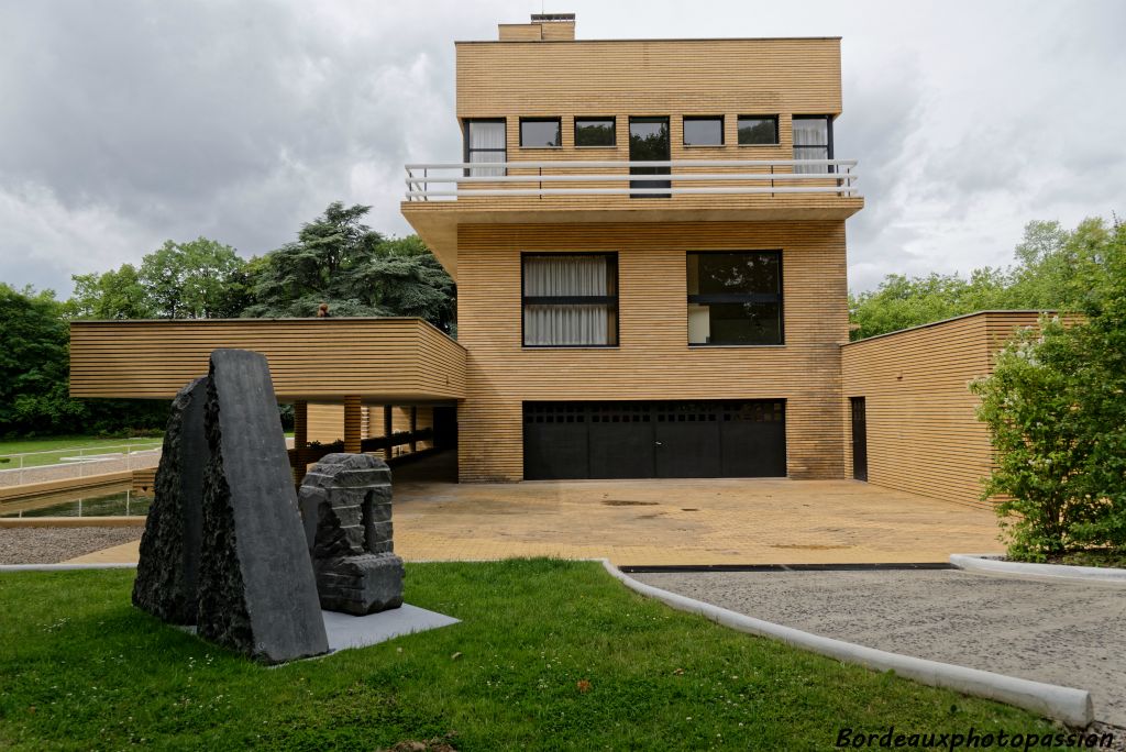 Entrée du garage en sous-sol. Au-dessus, une des nombreuses terrasses de la villa qui pouvaient couvrir 840 m² au total.